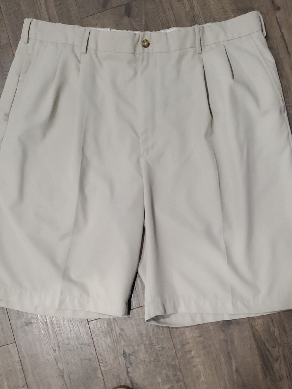 Men's Flat-Front Shorts in Light Cream